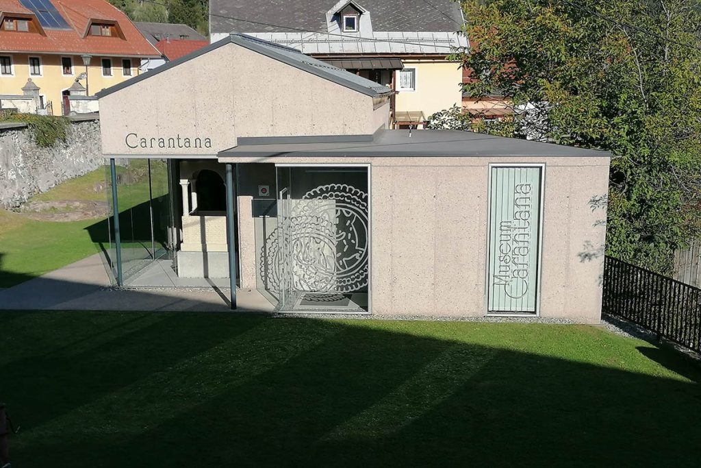 Museum Carantana Kirche, Kloster Flechtwerksteine; Leben und Tod im